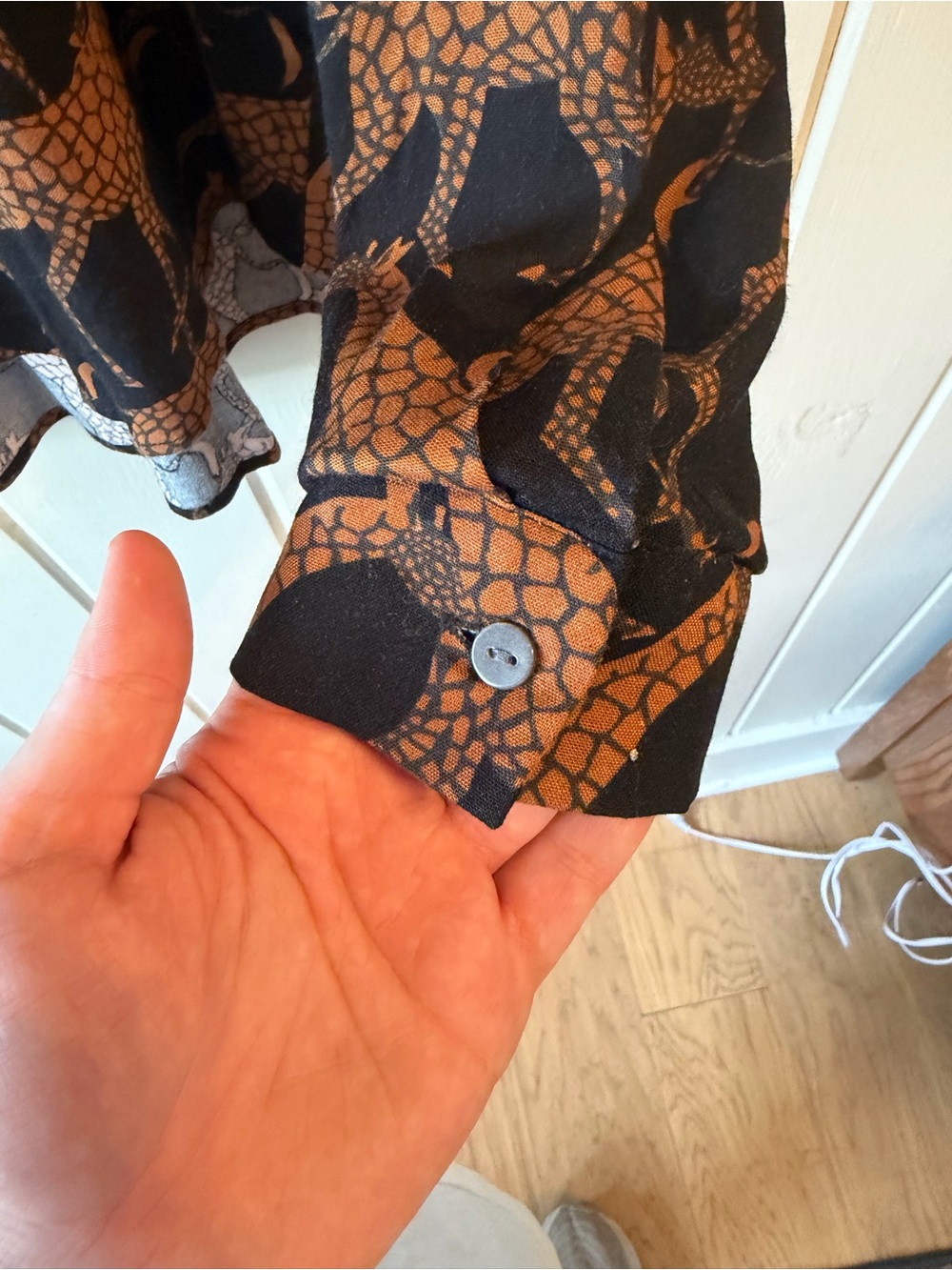 Jane & Delancey Black & Brown Giraffe Printed Button-Up Blouse, Size XL - Picture 5 of 9